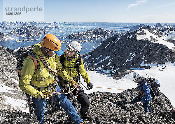 Grönland  Sermersooq  Kulusuk  Schweizer Alpen  Bergsteiger auf dem Gipfel