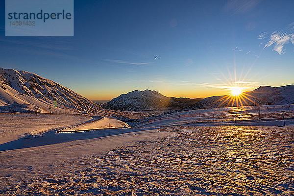 Italien  Abruzzen  Gran Sasso und Park Monti della Laga  Berg Camicia bei Sonnenaufgang im Winter