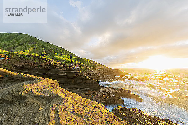 USA  Hawaii  Oahu  Lanai  Pazifischer Ozean  Kokoskrater bei Sonnenaufgang