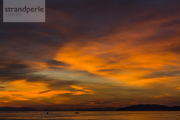 Wolkenlandschaft bei Sonnenuntergang in West Railay  Thailand