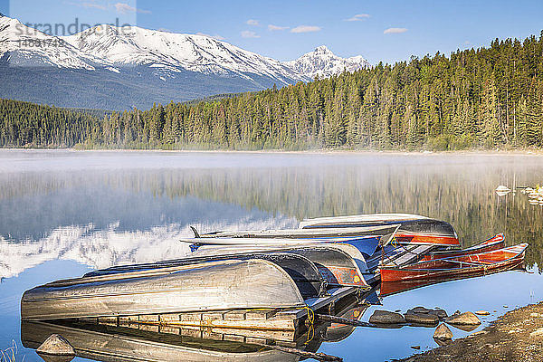 Kanus auf dem Patricia Lake im Jasper National Park  Alberta  Kanada