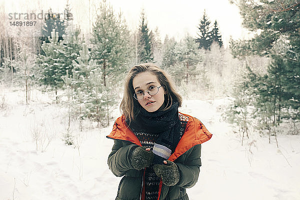 Teenager-Mädchen mit Brille im Winter