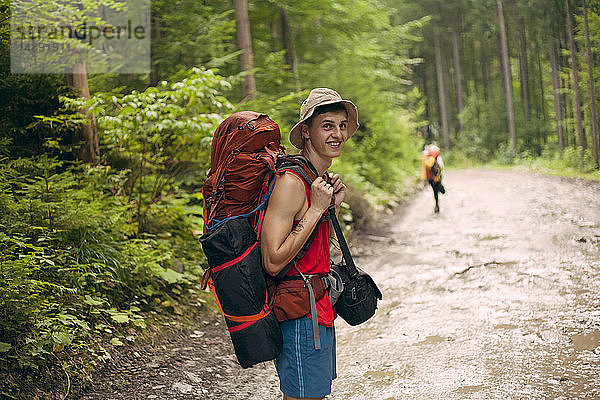 Junger Mann beim Wandern im Wald im Karpatengebirge  Ukraine