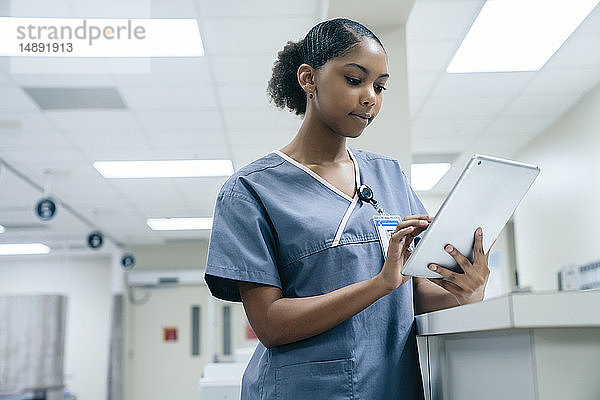 Krankenschwester benutzt digitales Tablet im Krankenhaus