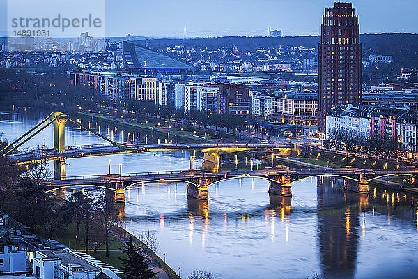 Fluss Maine bei Sonnenuntergang in Frankfurt  Deutschland