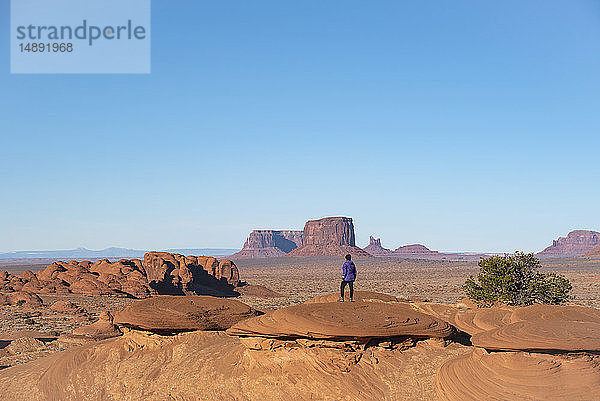 Reife Frau in Monument Valley  Arizona  USA