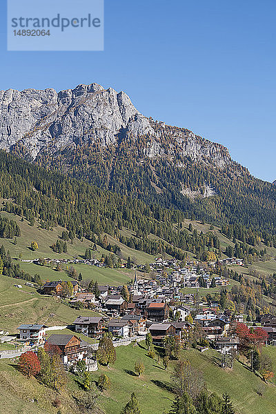 Dorf in den Dolomiten  Südtirol  Italien