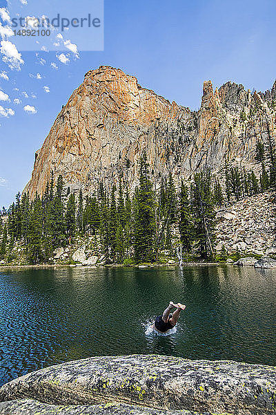Mann taucht in Stanley  Idaho  USA  in einen See am Berg
