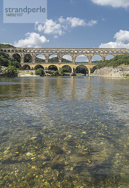 Pont du Gard über dem Fluss Gardon in Vers-Pont-du-Gard  Frankreich