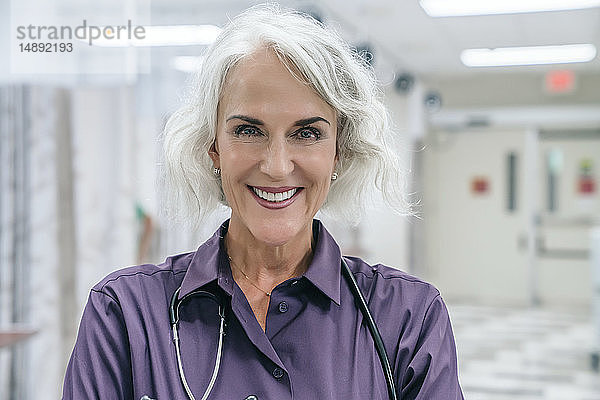 Porträt eines lächelnden Arztes mit Stethoskop