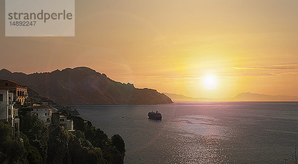 Amalfiküste bei Sonnenuntergang in Italien