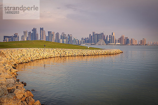 Uferpromenade vor der Skyline von Doha  Katar