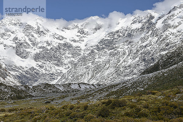 Wolken über schneebedeckten Bergen im Mount Cook National Park  Neuseeland