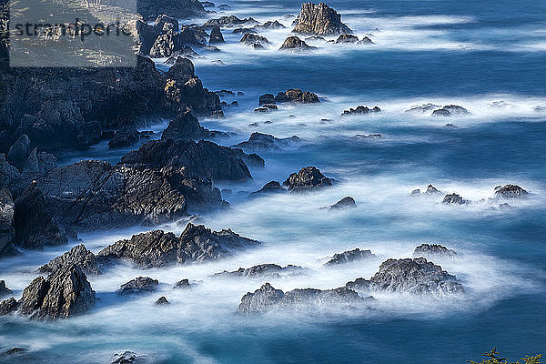 Langzeitbelichtungsaufnahme von Felsen im Meer bei Carmel-by-the-Sea  Kalifornien  USA