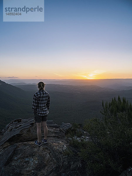 Frau auf dem Gipfel der Blue Mountains bei Sonnenaufgang in New South Wales  Australien