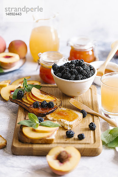 Frühstücksaufstrich mit Brombeeren  Pfirsichen  Toast und Aprikosenmarmelade