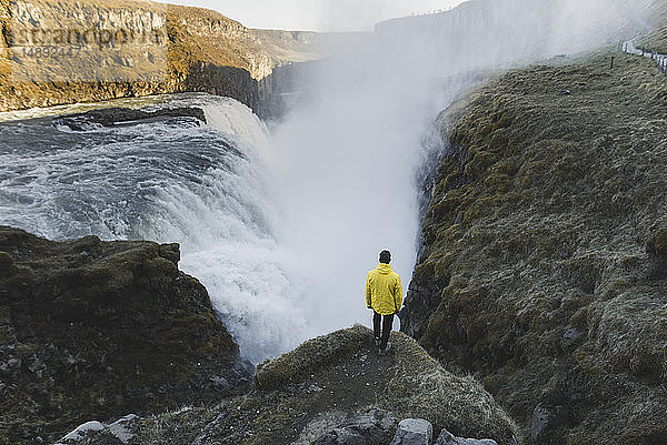 Wanderer am Gullfoss-Wasserfall in Island