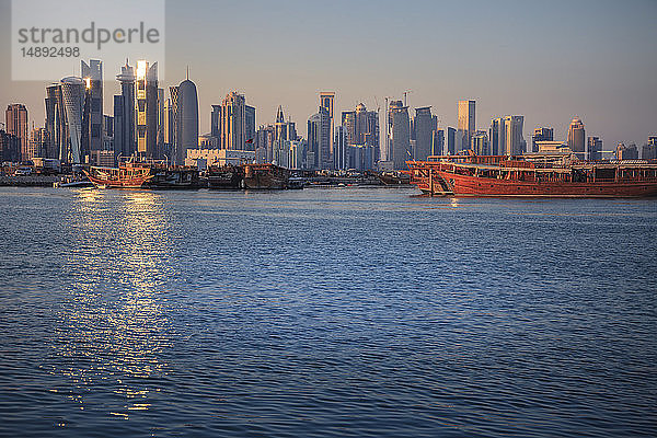 Hafen vor der Skyline von Doha  Katar