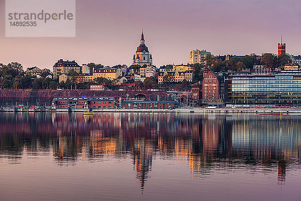 Skyline bei Sonnenuntergang in Stockholm  Schweden