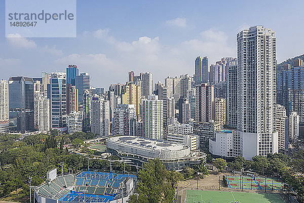 Stadtsilhouette mit Sportstadien in Hongkong  China