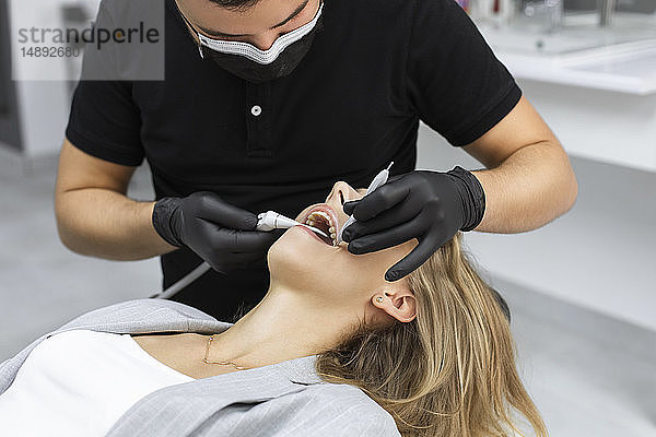 Zahnarzt bei der Untersuchung eines Patienten