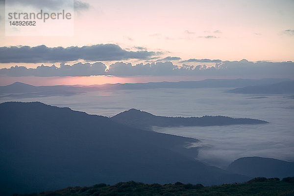 Berge bei Sonnenaufgang im Karpatengebirge  Dragobrat  Ukraine