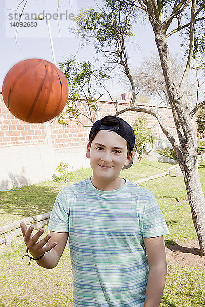 Jugendlicher wirft Basketball