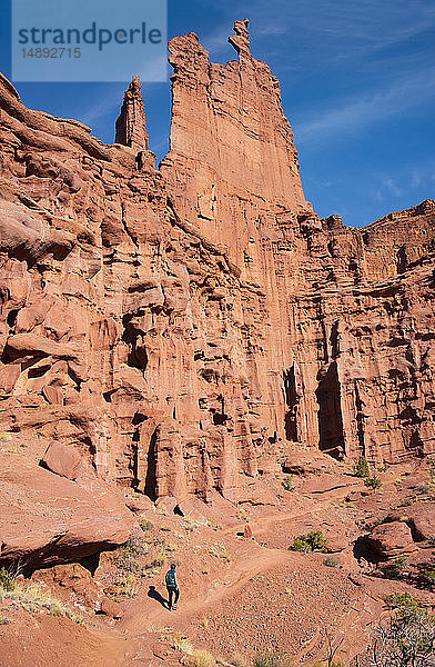 Frau beim Wandern am Fishers Tower in Moab  Utah  USA