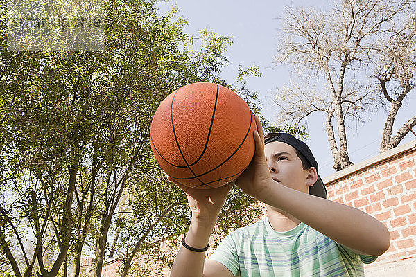 Jugendlicher hält Basketball