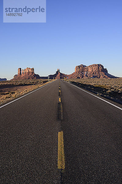 Straße durch das Monument Valley in Utah  USA