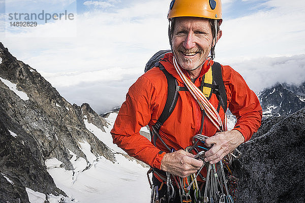 Älterer Mann beim Bergsteigen auf dem Mount Stuart in den North Cascade Mountains  Washington  USA