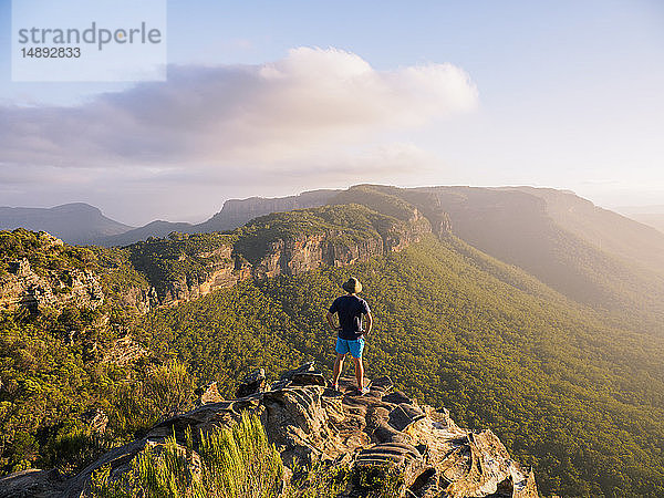 Mann auf dem Gipfel der Blue Mountains in New South Wales  Australien