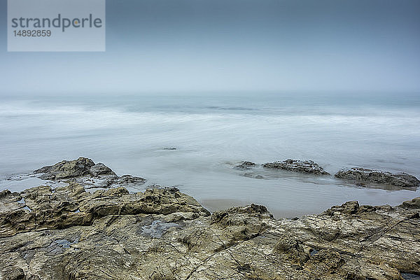 Langzeitbelichtungsaufnahme von Felsen am Strand von Morro Bay  Kalifornien  USA