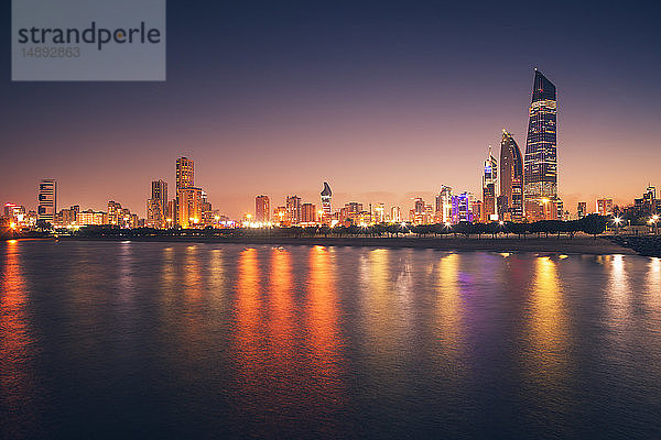 Skyline bei Sonnenuntergang in Kuwait-Stadt  Kuwait