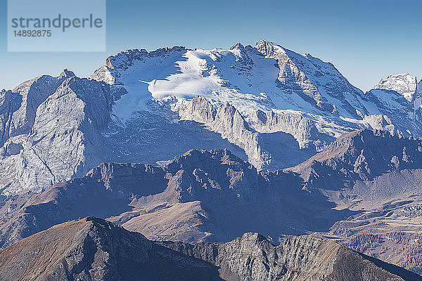 Schneebedeckter Berg in den Dolomiten  Südtirol  Italien