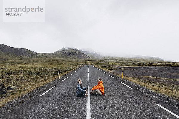 Pärchen auf der Autobahn in Island