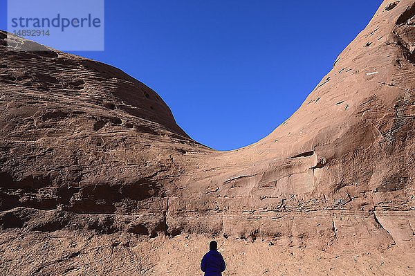 Silhouette einer Frau neben einer Felsformation im Monument Valley  Arizona  USA