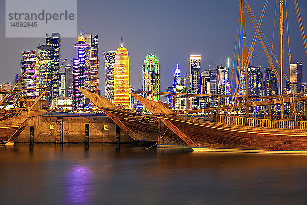 Hafen vor der Skyline von Doha  Katar