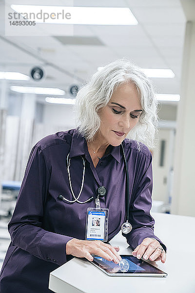 Arzt benutzt digitales Tablet im Krankenhaus