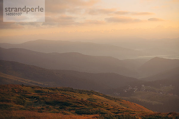 Berge bei Sonnenaufgang im Karpatengebirge in der Ukraine