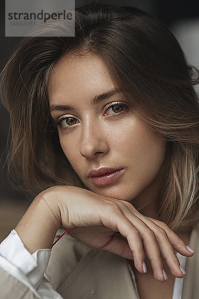 Porträt einer jungen Frau mit natürlichem Make-up