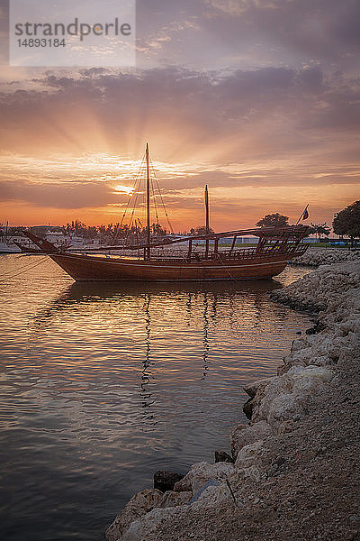 Boot bei Sonnenuntergang in Doha  Katar