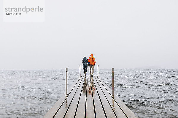Paar auf der Seebrücke in Island