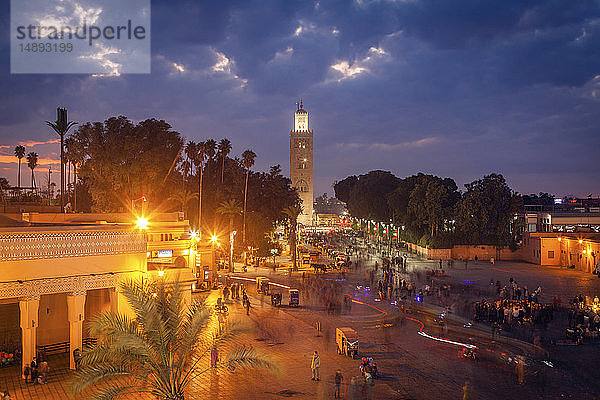 Koutoubia-Moschee auf dem Platz Djemma el Fna bei Sonnenuntergang in Marrakesch  Marokko