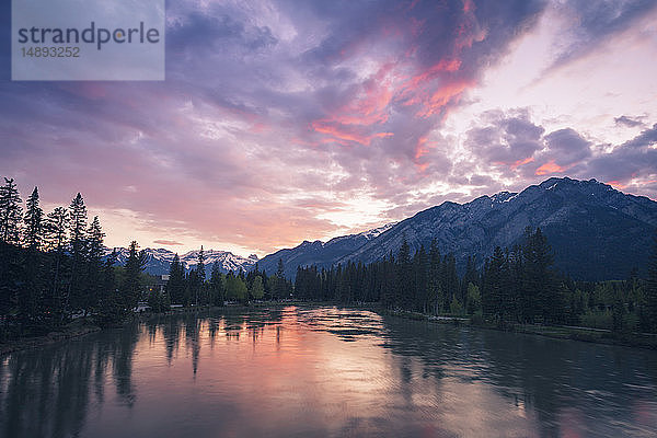 Bow River bei Sonnenuntergang im Banff National Park  Alberta  Kanada