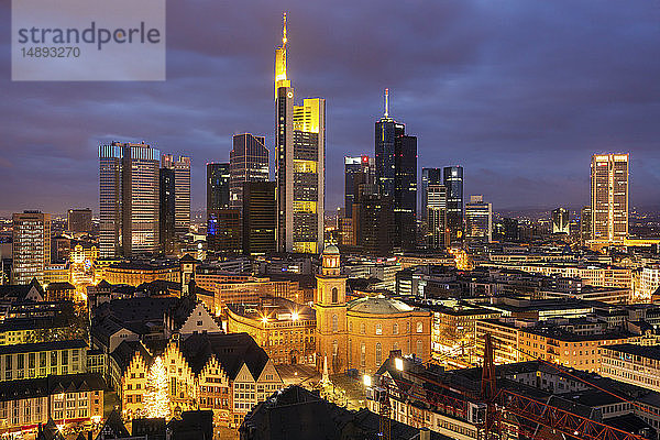 Skyline bei Sonnenuntergang in Frankfurt  Deutschland