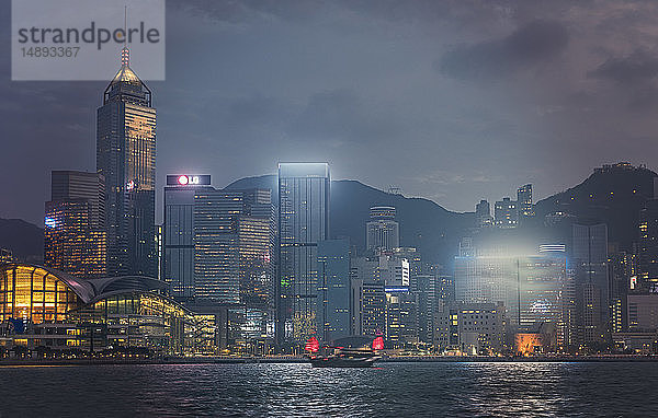 Skyline der Stadt bei Sonnenuntergang in Hongkong  China