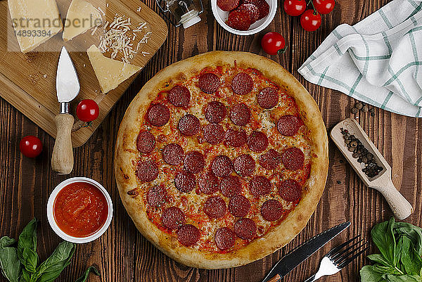 Peperoni-Pizza mit Zutaten