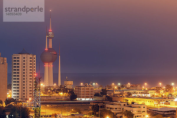 Skyline mit Kuwait-Türmen bei Nacht in Kuwait-Stadt  Kuwait