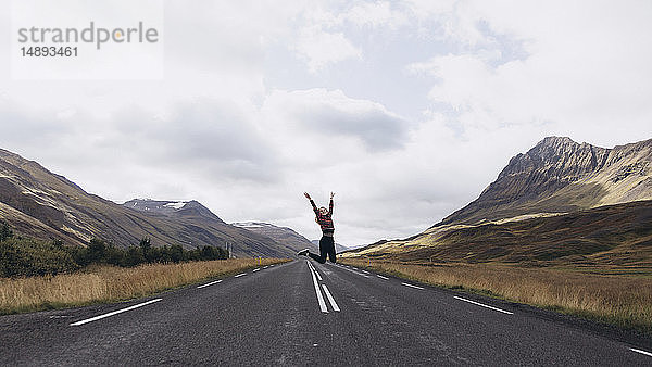 Frau springt auf Autobahn in Island